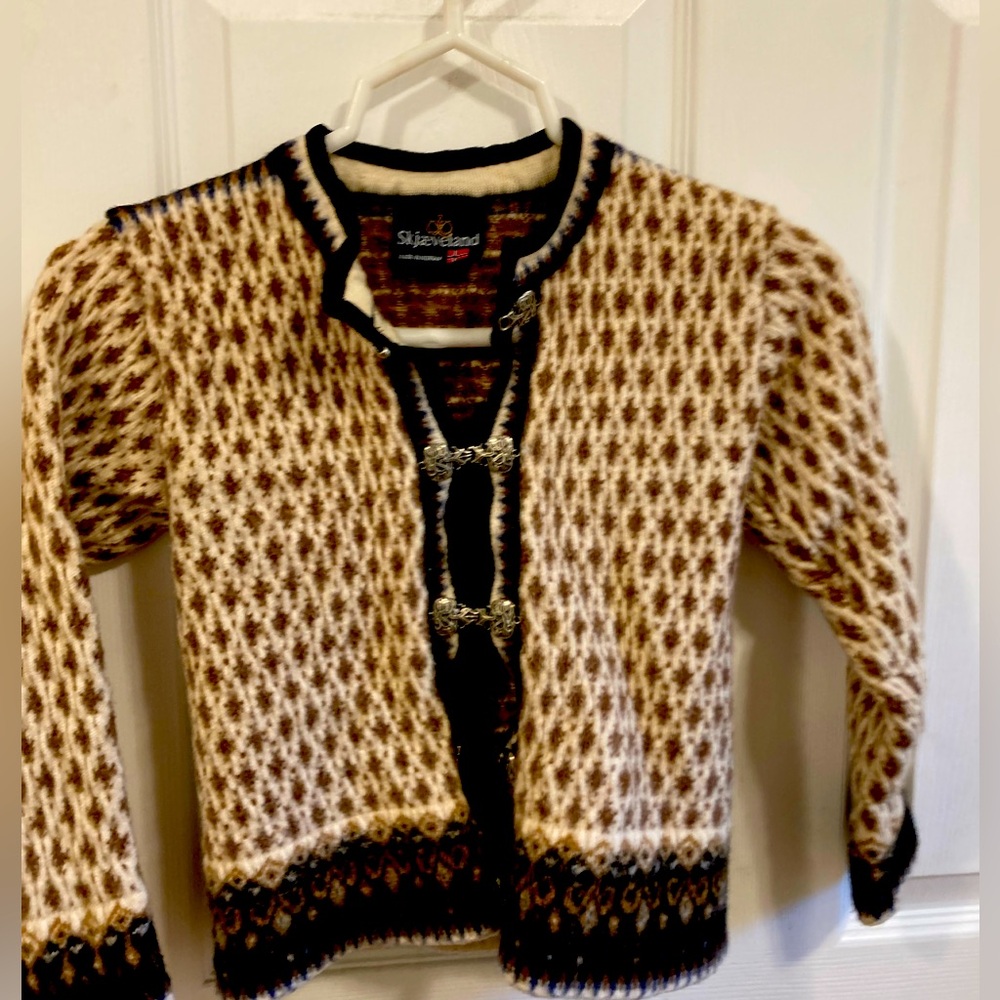 100% alpaca wool sweater with sterling silver buttons from Norway 🇳🇴